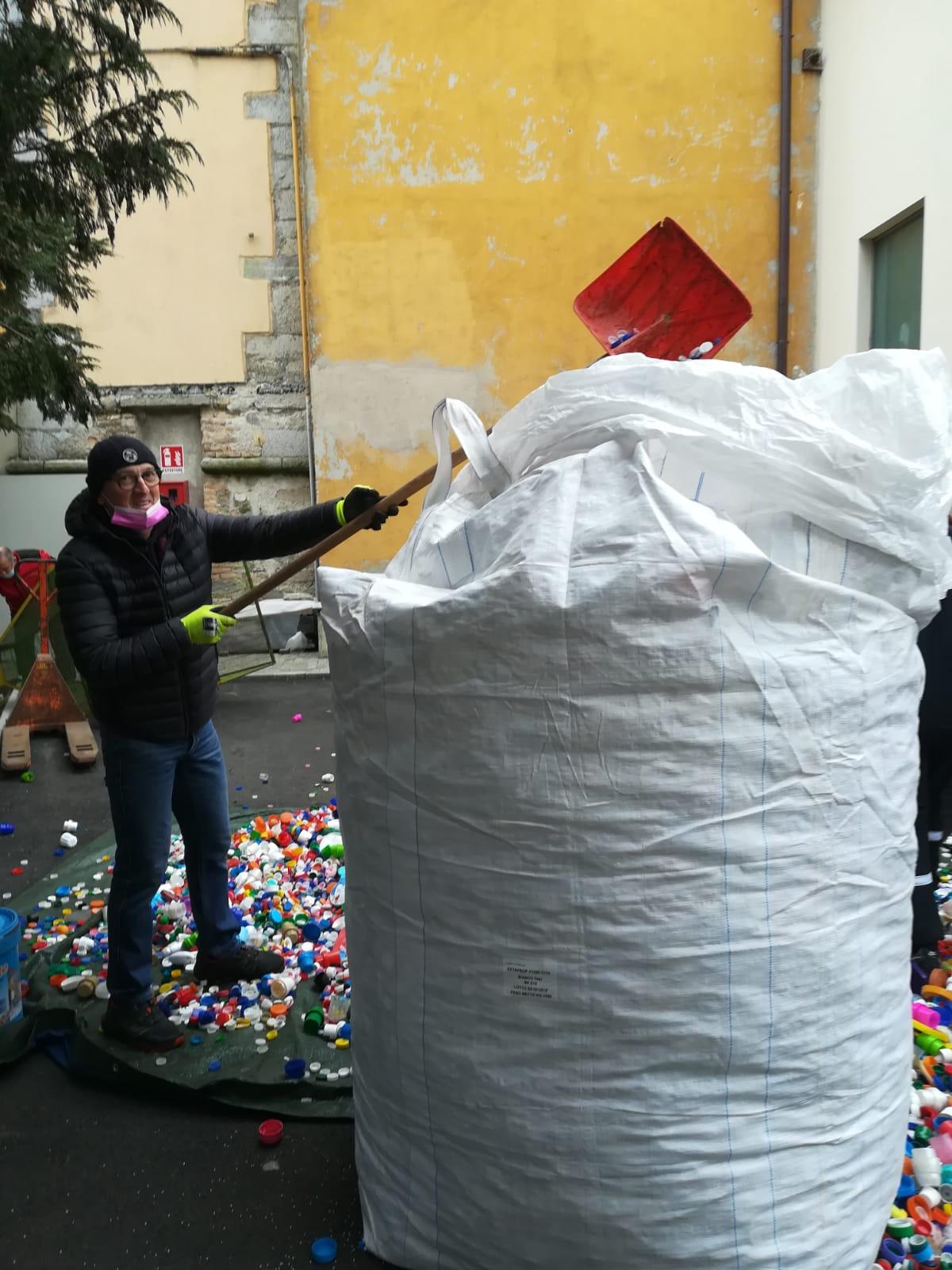 Raccolta di tappi di plastica 