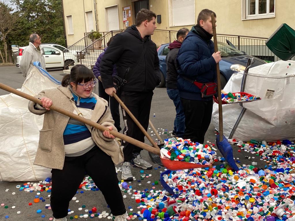Raccolta di tappi di plastica 